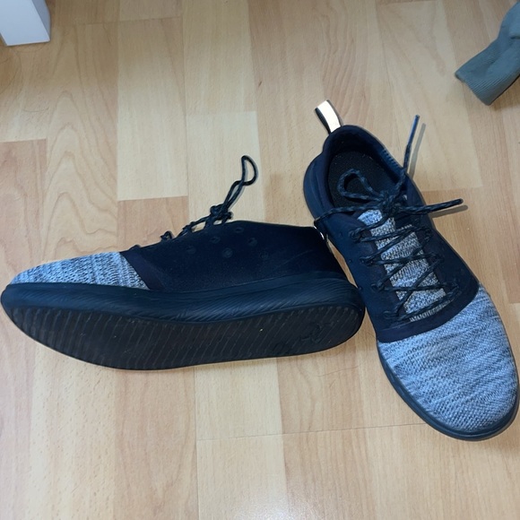 under armour, size 9 sneakers - Picture 2 of 2